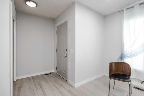 72 Strathcona Crescent, Calgary, AB - Indoor Photo Showing Other Room
