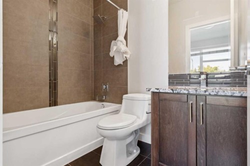 1-4513 Bowness Road Nw, Calgary, AB - Indoor Photo Showing Bathroom