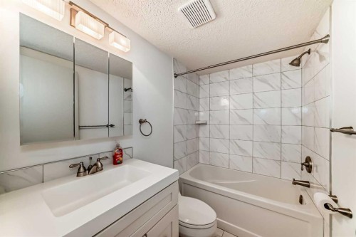 40 Glenpatrick Crescent, Cochrane, AB - Indoor Photo Showing Bathroom