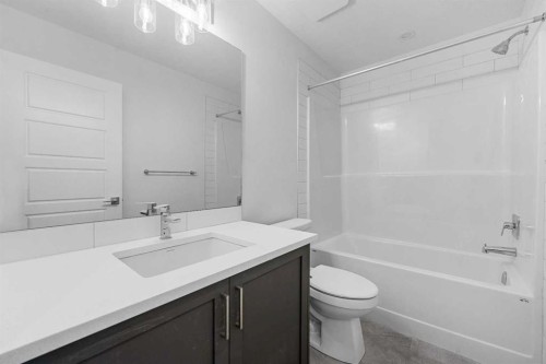 477 Hotchkiss Drive Se, Calgary, AB - Indoor Photo Showing Bathroom