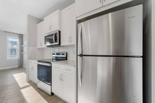 129 Hotchkiss Way Se, Calgary, AB - Indoor Photo Showing Kitchen