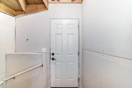 374 Corner Glen Way Ne, Calgary, AB - Indoor Photo Showing Other Room