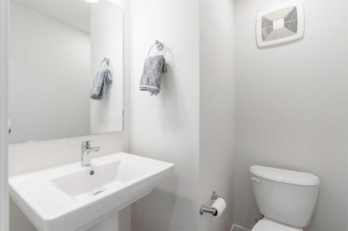201 Magnolia Terrace Se, Calgary, AB - Indoor Photo Showing Bathroom