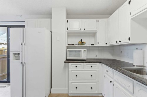 91 Deerfield Drive Se, Calgary, AB - Indoor Photo Showing Kitchen