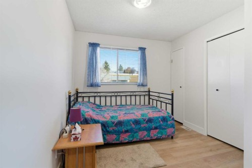 91 Deerfield Drive Se, Calgary, AB - Indoor Photo Showing Bedroom