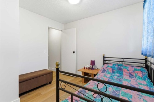 91 Deerfield Drive Se, Calgary, AB - Indoor Photo Showing Bedroom