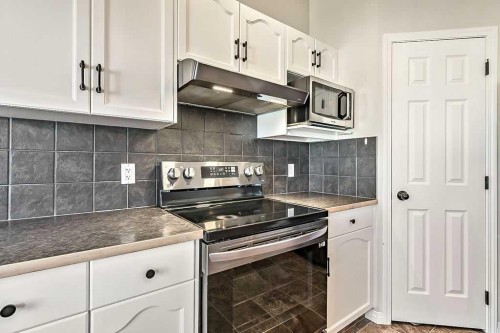 394 Cimarron Boulevard, Okotoks, AB - Indoor Photo Showing Kitchen