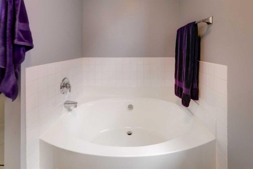 160 Rockywood Park Nw, Calgary, AB - Indoor Photo Showing Bathroom