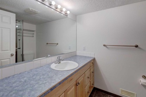 160 Rockywood Park Nw, Calgary, AB - Indoor Photo Showing Bathroom