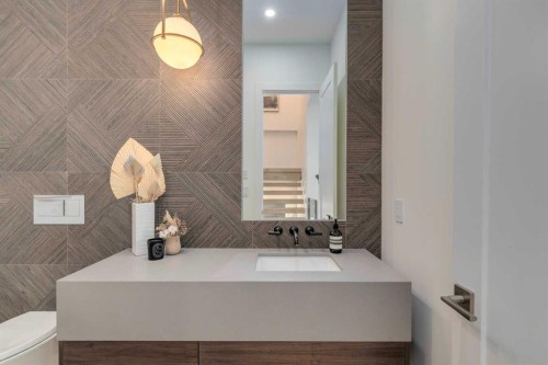 708 Crescent Boulevard Sw, Calgary, AB - Indoor Photo Showing Bathroom