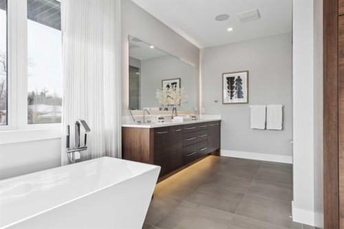 708 Crescent Boulevard Sw, Calgary, AB - Indoor Photo Showing Bathroom