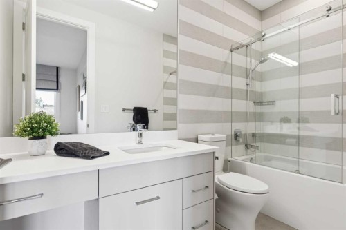 708 Crescent Boulevard Sw, Calgary, AB - Indoor Photo Showing Bathroom