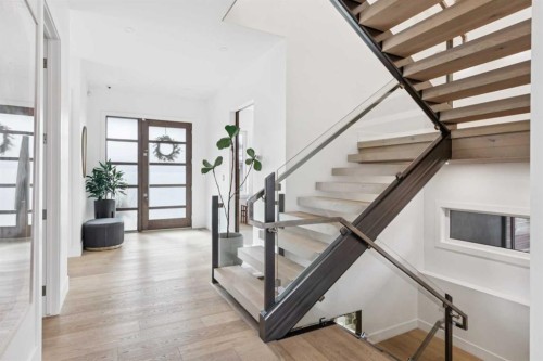 708 Crescent Boulevard Sw, Calgary, AB - Indoor Photo Showing Other Room