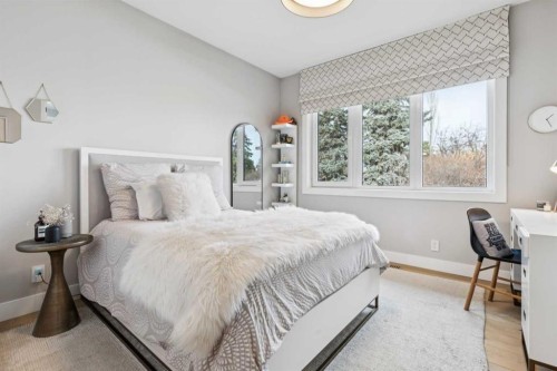 708 Crescent Boulevard Sw, Calgary, AB - Indoor Photo Showing Bedroom