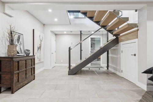 708 Crescent Boulevard Sw, Calgary, AB - Indoor Photo Showing Other Room