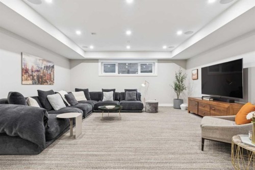 708 Crescent Boulevard Sw, Calgary, AB - Indoor Photo Showing Other Room