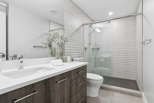 708 Crescent Boulevard Sw, Calgary, AB - Indoor Photo Showing Bathroom