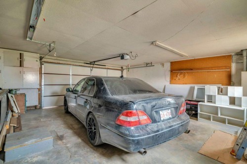 131 2 Avenue North, Vulcan, AB - Indoor Photo Showing Garage