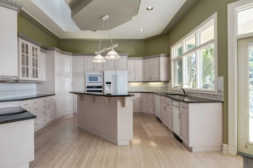 14 Patina Lane Sw, Calgary, AB - Indoor Photo Showing Kitchen