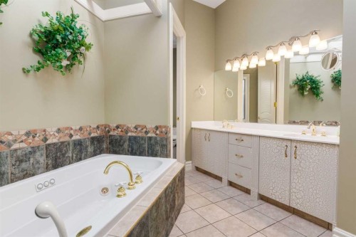 14 Patina Lane Sw, Calgary, AB - Indoor Photo Showing Bathroom