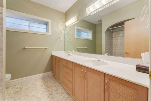 14 Patina Lane Sw, Calgary, AB - Indoor Photo Showing Bathroom
