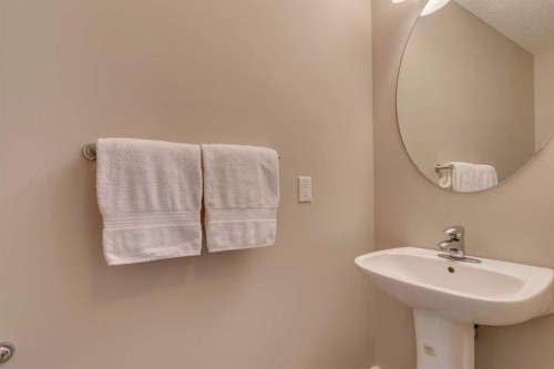 467 Mahogany Terrace Se, Calgary, AB - Indoor Photo Showing Bathroom