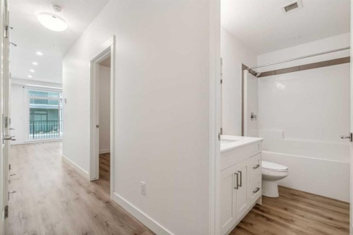 202-20 Sage Hill Nw, Calgary, AB - Indoor Photo Showing Bathroom