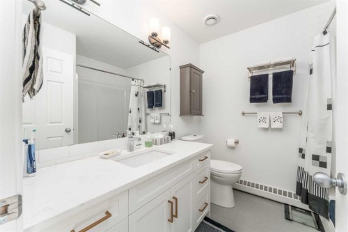 205-112 Kananaskis Way, Canmore, AB - Indoor Photo Showing Bathroom