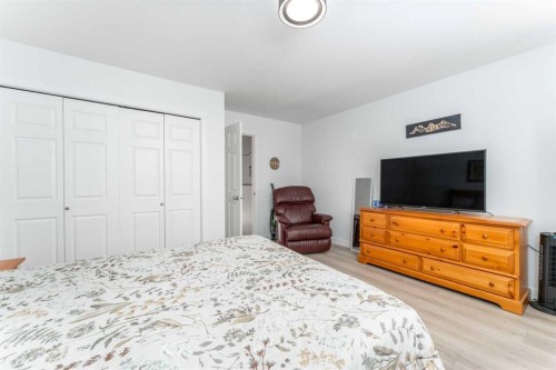 205-112 Kananaskis Way, Canmore, AB - Indoor Photo Showing Bedroom