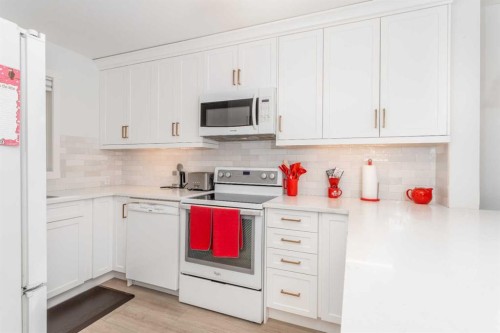 205-112 Kananaskis Way, Canmore, AB - Indoor Photo Showing Kitchen