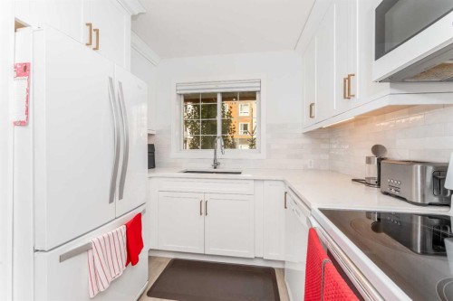 205-112 Kananaskis Way, Canmore, AB - Indoor Photo Showing Kitchen