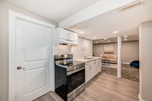 199 Maitland Drive Ne, Calgary, AB - Indoor Photo Showing Kitchen