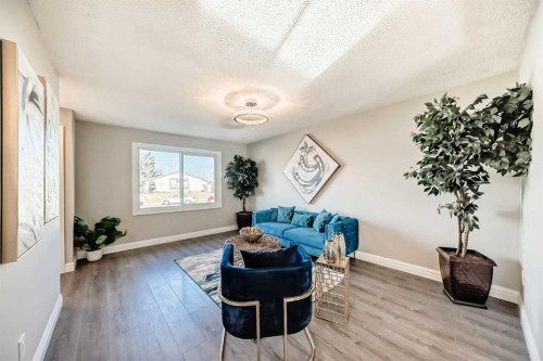 199 Maitland Drive Ne, Calgary, AB - Indoor Photo Showing Living Room