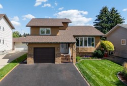 32 Rideau Close SW Airdrie, AB T4B 1A6