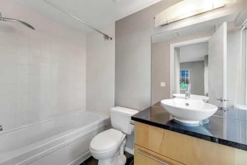 201-215 13 Avenue Sw, Calgary, AB - Indoor Photo Showing Bathroom