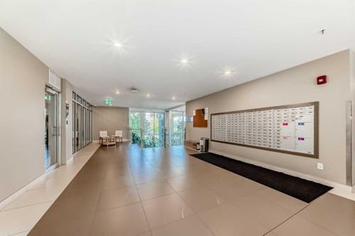 123-88 9 Street Ne, Calgary, AB - Indoor Photo Showing Other Room