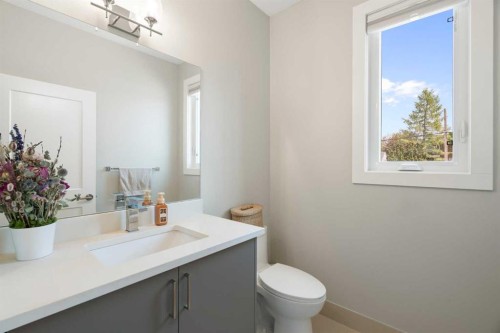 2-136 21 Avenue Ne, Calgary, AB - Indoor Photo Showing Bathroom