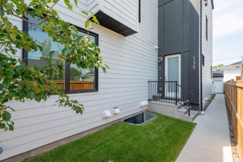 2-136 21 Avenue Ne, Calgary, AB - Outdoor With Exterior