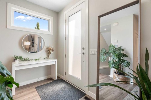 2-136 21 Avenue Ne, Calgary, AB - Indoor Photo Showing Other Room