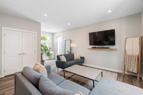 2-136 21 Avenue Ne, Calgary, AB - Indoor Photo Showing Living Room