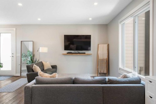 2-136 21 Avenue Ne, Calgary, AB - Indoor Photo Showing Living Room