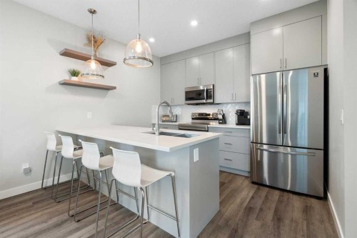 2-136 21 Avenue Ne, Calgary, AB - Indoor Photo Showing Kitchen With Stainless Steel Kitchen With Upgraded Kitchen