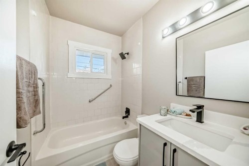 1923 9A Avenue Ne, Calgary, AB - Indoor Photo Showing Bathroom