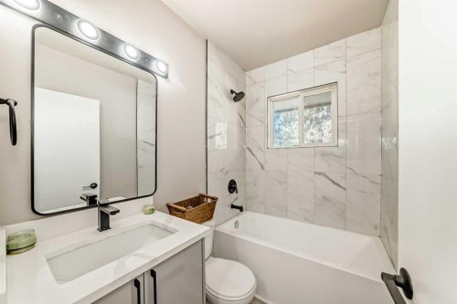 1923 9A Avenue Ne, Calgary, AB - Indoor Photo Showing Bathroom