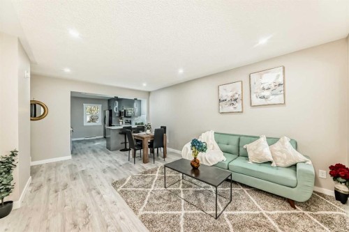 1923 9A Avenue Ne, Calgary, AB - Indoor Photo Showing Living Room