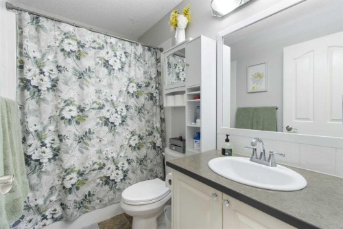 206 Mt Aberdeen Manor Se, Calgary, AB - Indoor Photo Showing Bathroom