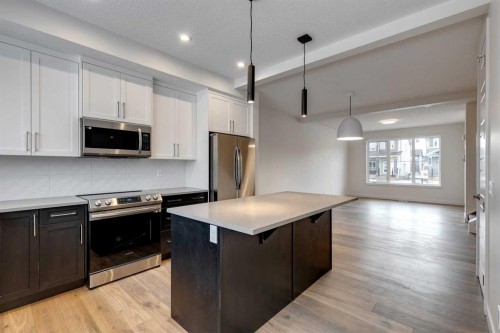 330 Sundown Road, Cochrane, AB - Indoor Photo Showing Kitchen With Upgraded Kitchen
