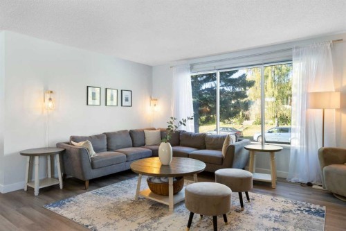 27 Deercrest Close Se, Calgary, AB - Indoor Photo Showing Living Room