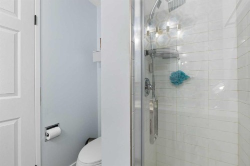 27 Deercrest Close Se, Calgary, AB - Indoor Photo Showing Bathroom