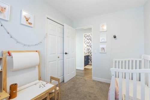 27 Deercrest Close Se, Calgary, AB - Indoor Photo Showing Bedroom